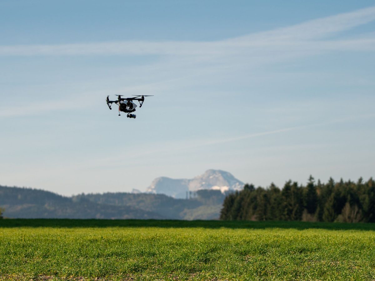 Dron nad lúkou v podhorí